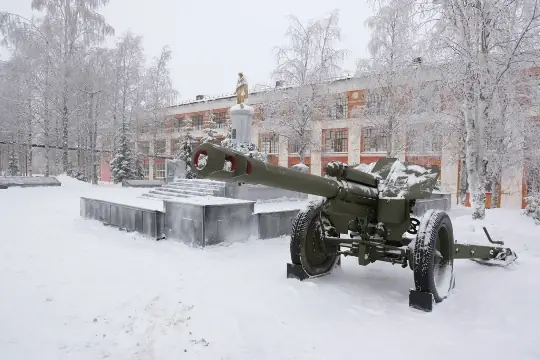 Гаубица Д-1 в сквере воинской славы зимой