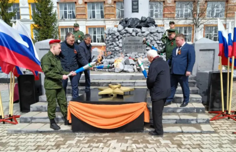 Зажжение нового Вечного огня, май 2024 года. Фото: ООО «Газпром энергохолдинг»